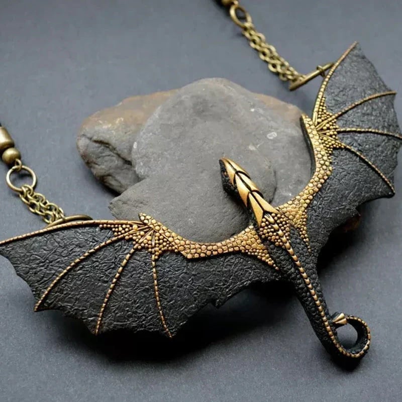 Halsband med Svart Bevingad Flygande Drake