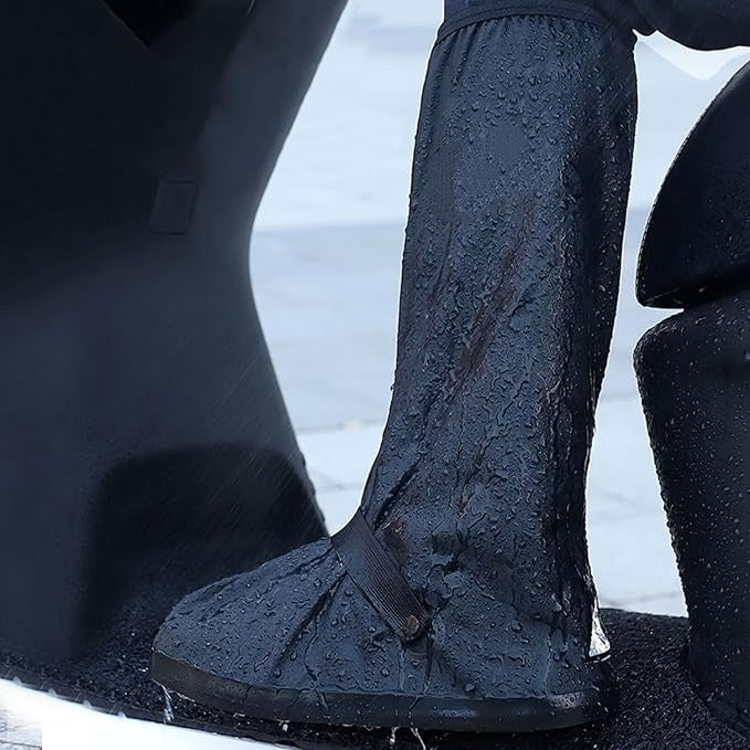Vanntette gummistøvler med sklisikre glidelåser og refleksdetaljer. Robuste, gjenbrukbare gummistøvler som passer for menn og kvinner.