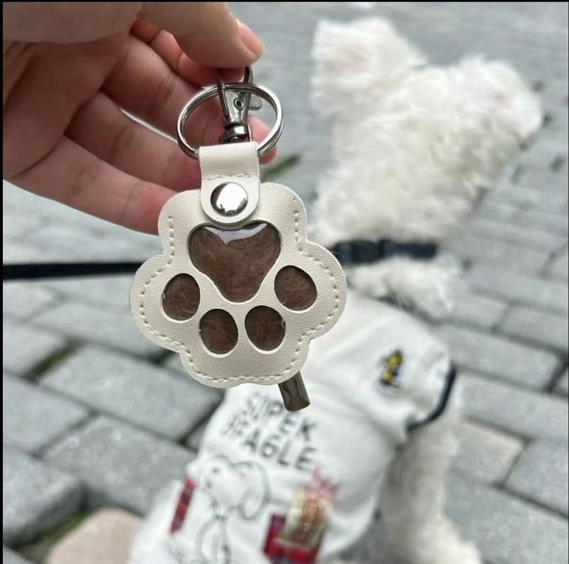 🐾 Lädernyckelring i form av husdjurstassar