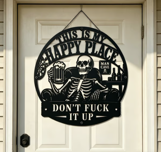 💀🍺 Morsom mannehule-dekorasjon med «This Is My Happy Place»
