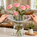 🌸🔥Gjenbrukbart silikongitter til blomsterarrangering, strekker seg over vasens kant, fester seg til glasset, for enkel blomsterarrangering.
