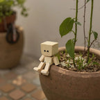 Charmante kleine Holzfigur, die mit 12 magnetischen Ausdrücken schwankt