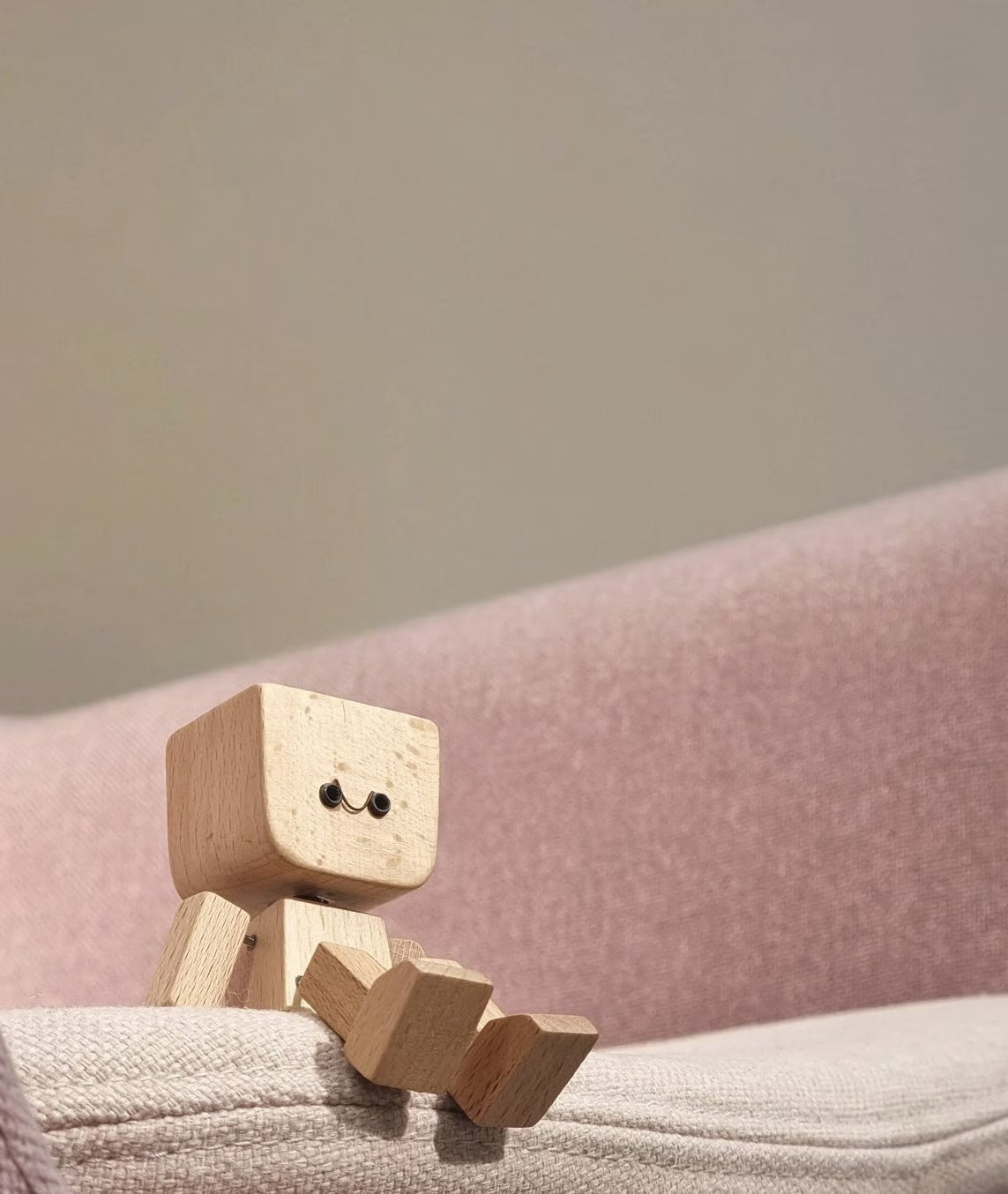 Charmante kleine Holzfigur, die mit 12 magnetischen Ausdrücken schwankt