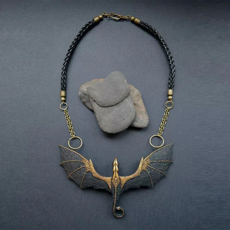 Halsband med Svart Bevingad Flygande Drake