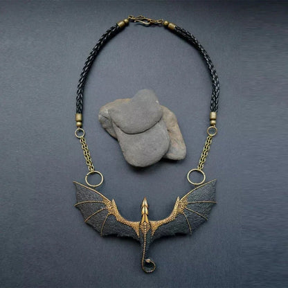 Halsband med Svart Bevingad Flygande Drake