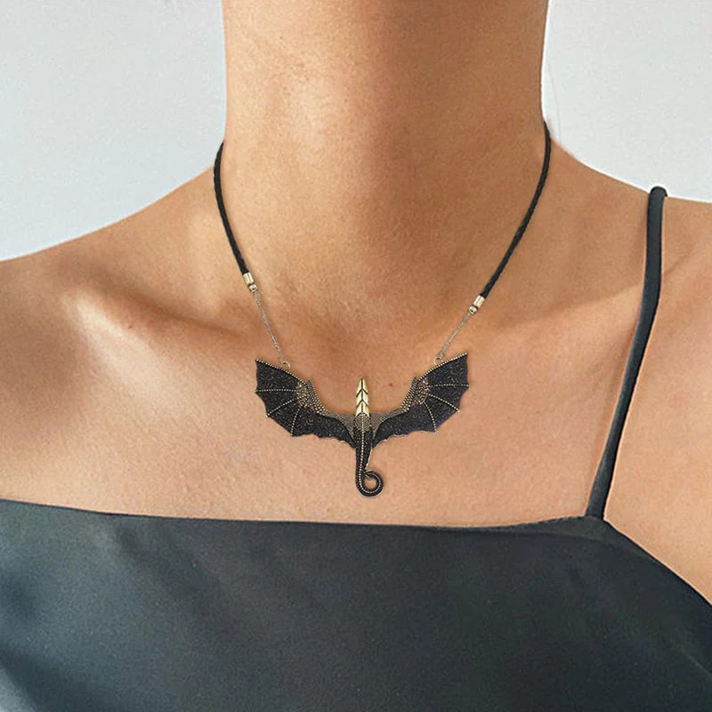 Halsband med Svart Bevingad Flygande Drake