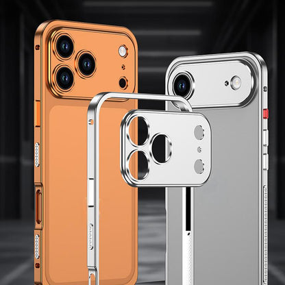 iPhone-skal med bar ram i metall och värmeavledande funktion med sjöhästspänne