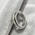 💍 60% RABATT! ✨ ROTERANDE TITANRING - Zirkoniumkristall och antistressdesign, justerbar och lätt, elegant present till honom/henne 🌟🛒