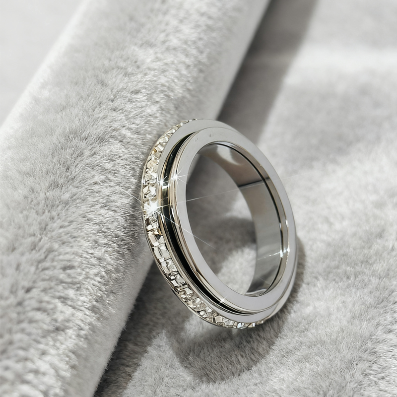 💍 60% RABATT! ✨ ROTERANDE TITANRING - Zirkoniumkristall och antistressdesign, justerbar och lätt, elegant present till honom/henne 🌟🛒