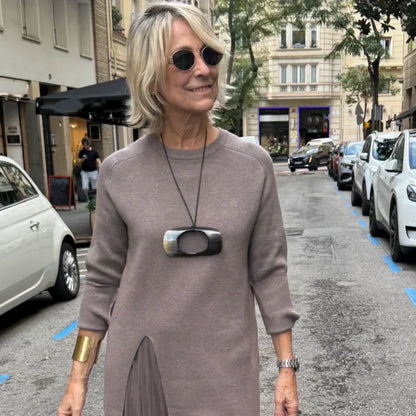 Elegant stickad midiklänning för damer med slits på sidan